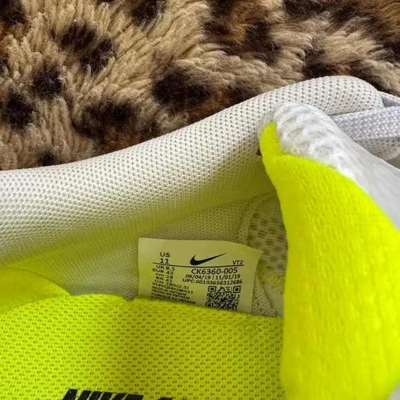 Nike sneakers with Neon Accents, like new! - Picture 5 of 5